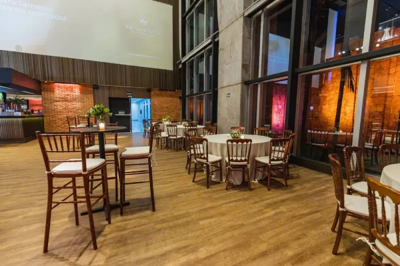 Eventlokal med bord och stolar