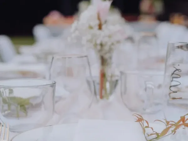Festligt dukat bord med blommor
