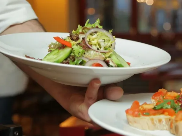 Servering av färdiga rätter på restaurang