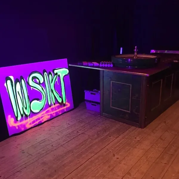 Neonskylt och bar från ett tidigare event