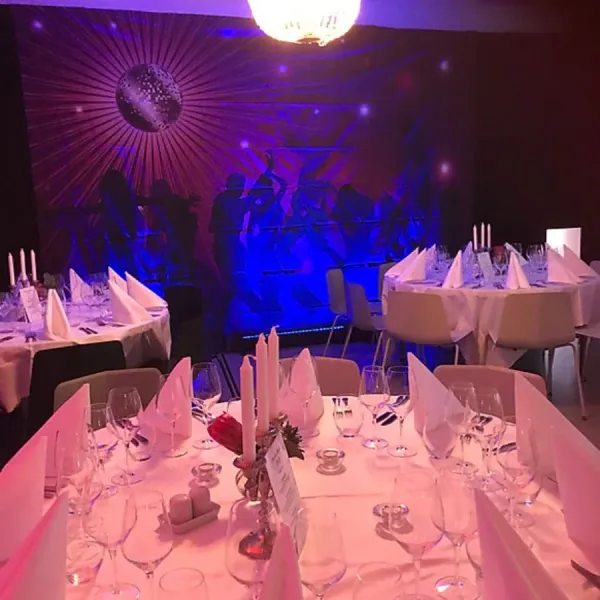 Dukade bord i färgad belysning